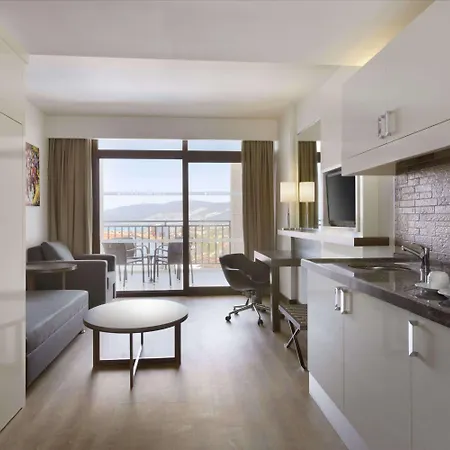 מלון Ramada By Wyndham Akbuk