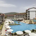 Ramada By Wyndham Akbuk Hotel