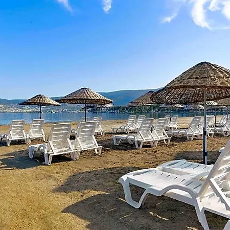 Ramada By Wyndham Akbuk Hotel