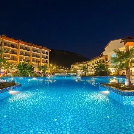 Ramada By Wyndham Akbuk ホテル